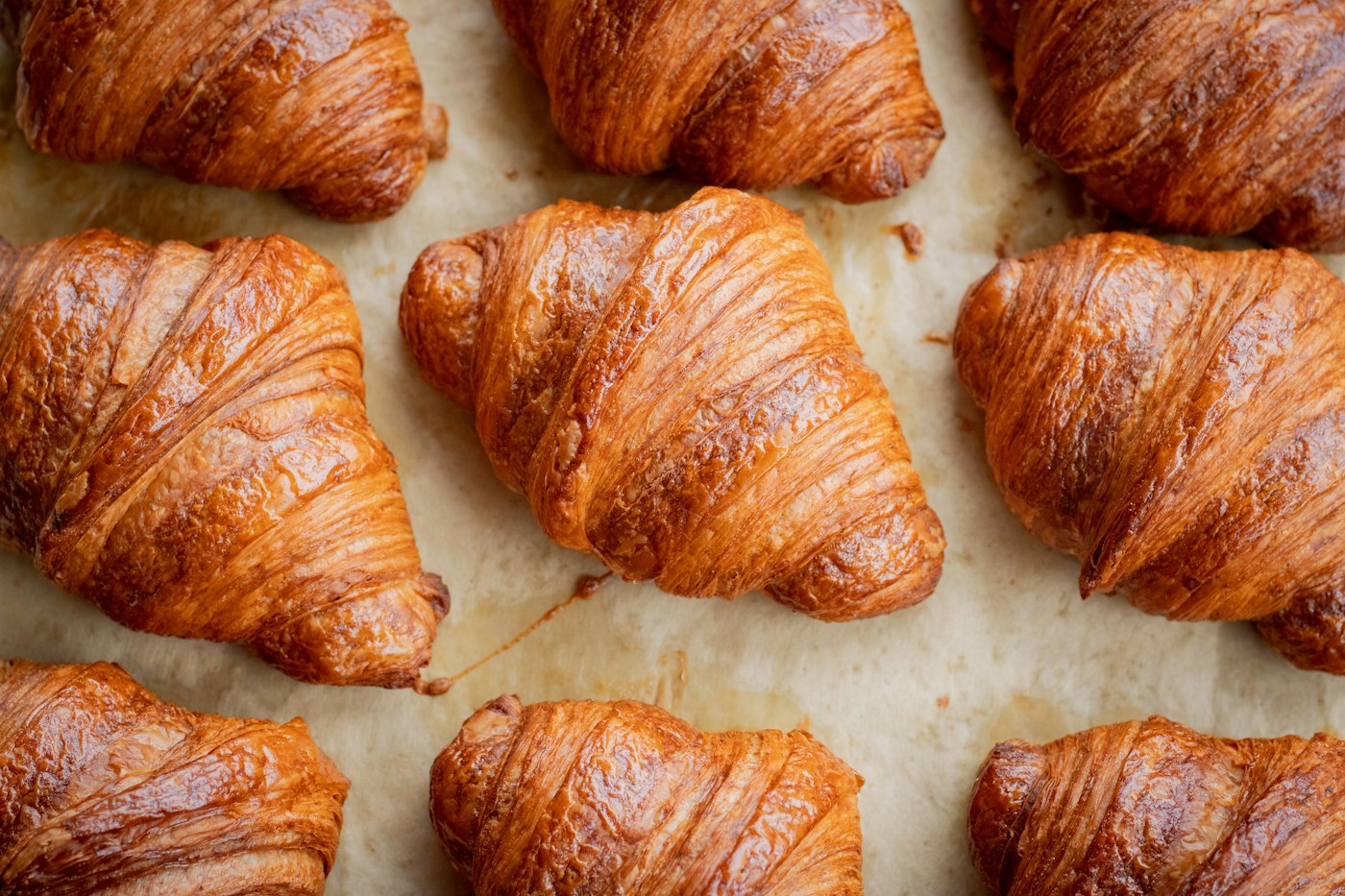 Croissants recién horneados vistos desde arriba
